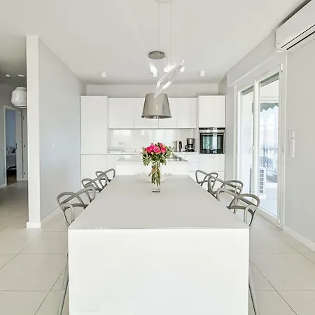 Luxurious Penthouse With Panoramic View *