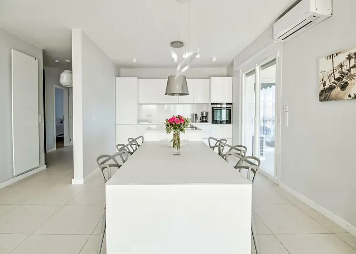 Luxurious Penthouse With Panoramic View *